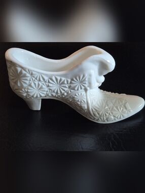Vintage Milk Glass Daisy And Button Cat Head Slipper